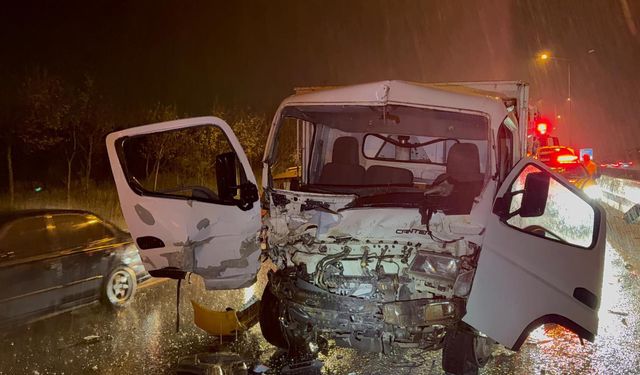 Ticari taksi iki kamyon arasında sıkıştı: 1 yaralı