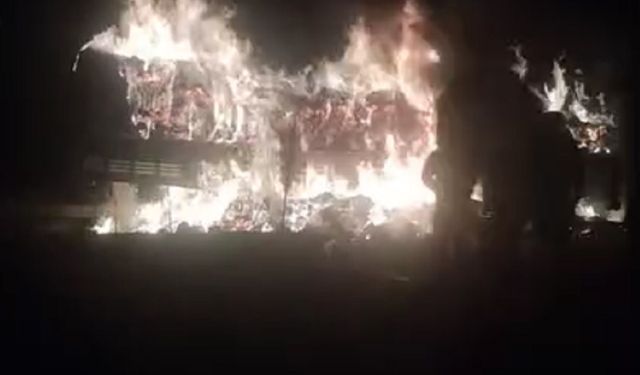 TIR'ın saman balyası yüklü dorsesi yandı