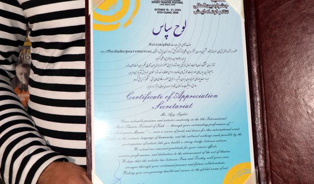 Vanlı tiyatrocu, tek kişilik oyunu ile İran'da başarı belgesi aldı