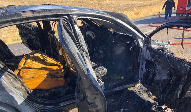 Yolda alev alan otomobil kullanılamaz hale geldi