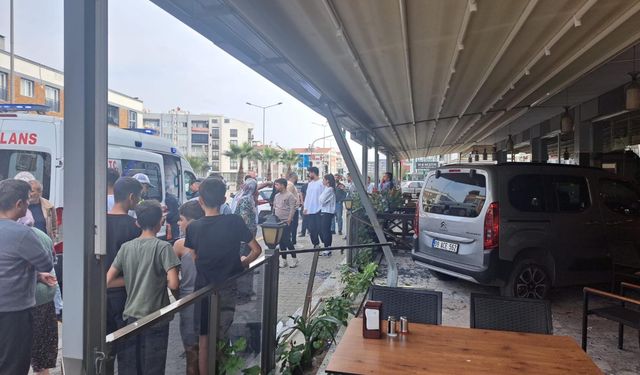 15 yaşındaki sürücü, otomobille restorana daldı; o anlar kamerada