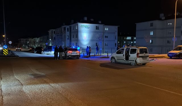 2 aracın çarpıştığı kazada tanıdık çıkan taraflar arasında gerginlik yaşandı