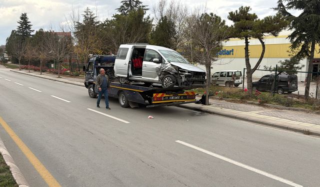 2 hafif ticari aracın çarpıştığı kazada, 1 kişi yaralandı; o anlar kamerada
