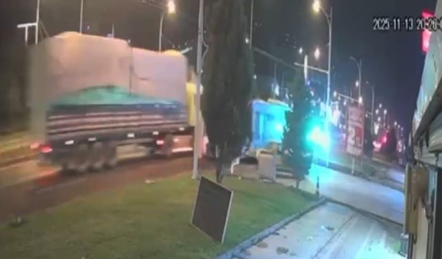 3 aracın karıştığı, 2 kişinin öldüğü zincirleme kaza kamerada