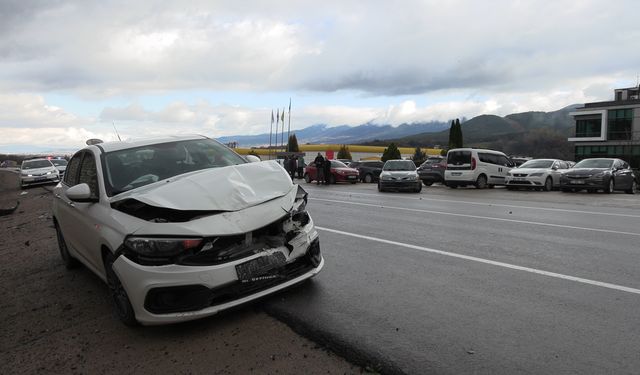 3 otomobil çarpıştı; 3 yaralı