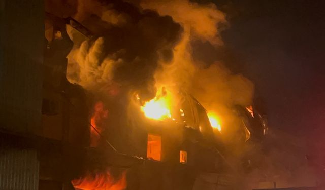 Adana'da 3 katlı hırdavat dükkanında yangın