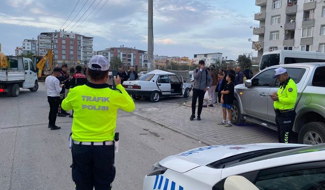 Adana'da otomobil elektrik direğine çarptı; 3 yaralı
