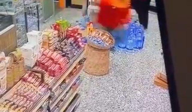 Akaryakıt istasyonu çalışanına kafa atıp, yumrukladı; o anlar kamerada