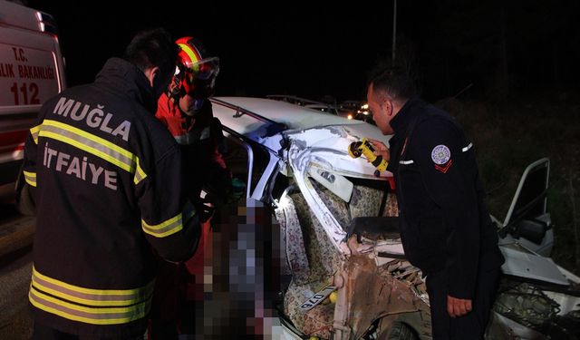 Alkollü sürücünün kullandığı otomobil elektrik direğine çarptı; Anne ve kızı yaralandı