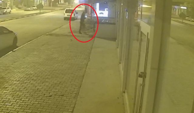 Apartmanın girişindeki motosikletin çalınma anları kamerada