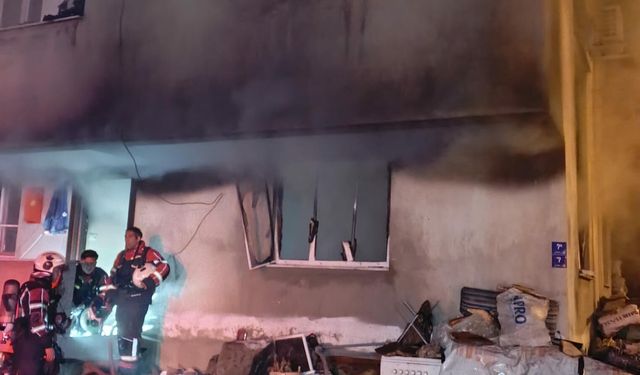 Aydın'da 2 katlı evde yangın; 3 kişi dumandan etkilendi