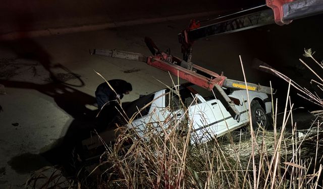 Aydın'da otomobil su kanalına devrildi: 2 yaralı