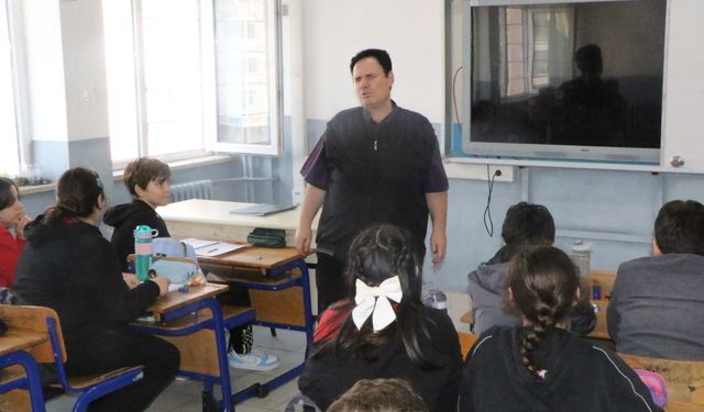 Aynı okulda görevli görme engelli iki öğretmen çevrelerine ilham veriyor