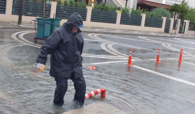 Balıkesir'de sağanak; yollar göle döndü, evler su bastı
