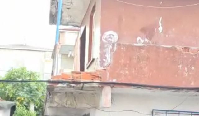 Balkon duvarının bir bölümü yıkılan 2 katlı bina boşaltıldı
