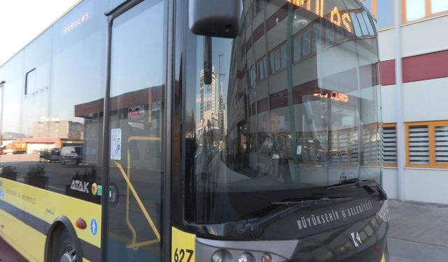 Belediye otobüsü şoförü, kalp krizi geçiren yolcuyu hastaneye yetiştirdi; o anlar kamerada (2)