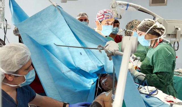 Bilinç açıkken yapılan ameliyat 3,5 saat sürdü; hastanın beynindeki kitle alındı