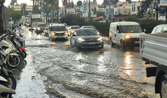 Bodrum'da kuvvetli sağanak yaşamı olumsuz etkiledi, yollar göle döndü