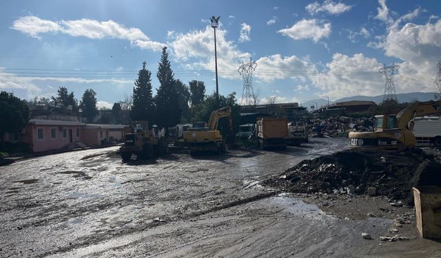 Buca'da mahalleli 'çöp' eylemine bu hafta da sürdürdü