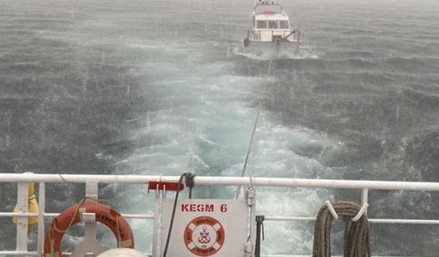 Çanakkale Boğazı'nda sürüklenen tekne kurtarıldı