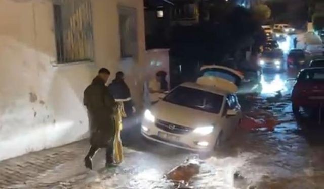 Çeşme'de sağanak, hayatı olumuz etkiledi
