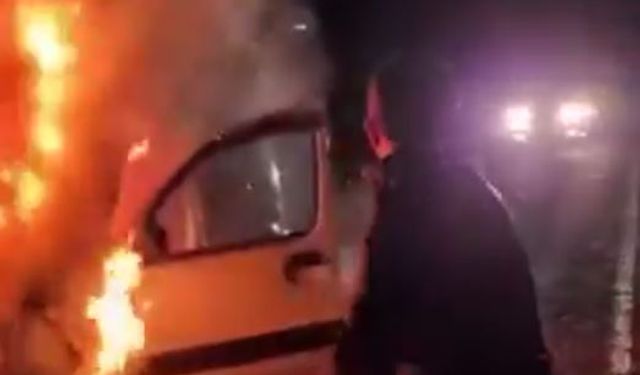 Ceza infaz kurumu personeli, yanan araca müdahale ederek 5 kişilik aileyi kurtardı