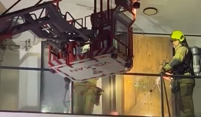 Dairesini ateşe vermek isteyen kadın, itfaiye ekiplerine damacana fırlattı