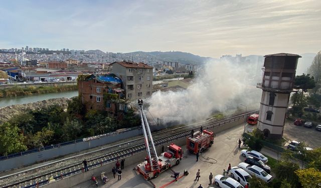 Depoda çıkan yangını kovayla su döküp söndürmeye çalıştı