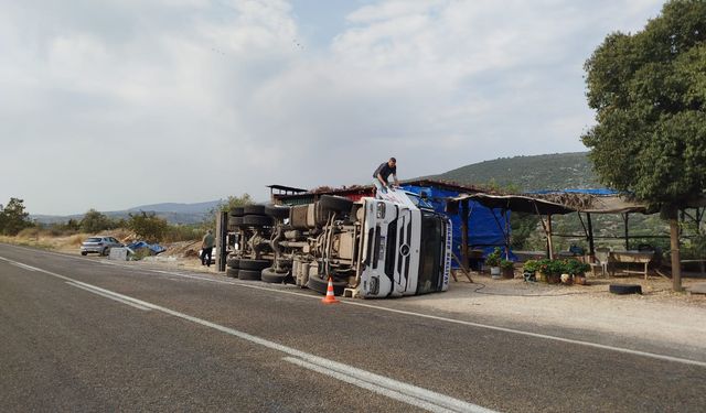 Devrilen kamyon, sıkmacıya ramak kala durdu