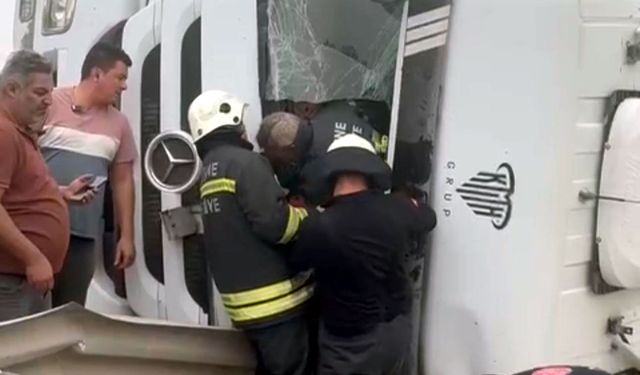 Devrilen kamyonda sıkışan sürücü yaralandı