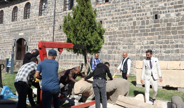 Diyarbakır'da ‘Emojili asker mezar taşı' sergilenmeye başlandı