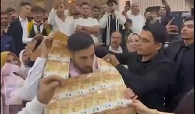 Düğünde gelin ve damada paradan yelek giydirip, taç taktılar