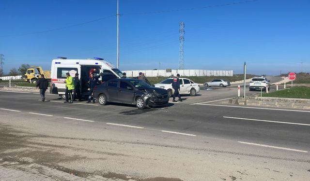 Edirne'de iki otomobil kavşakta çarpıştı: 8 yaralı