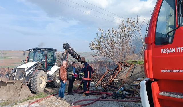 Edirne'de mobilya mağazasının deposunda yangın