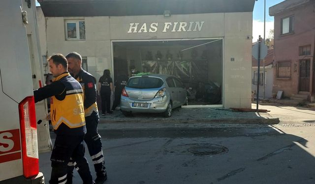 Edirne'de otomobilin fırına daldığı kaza kamerada