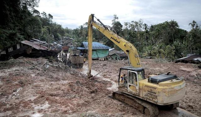 Endonezya'da sel ve toprak kayması nedeniyle hayatını kaybedenlerin sayısı 303'e yükseldi