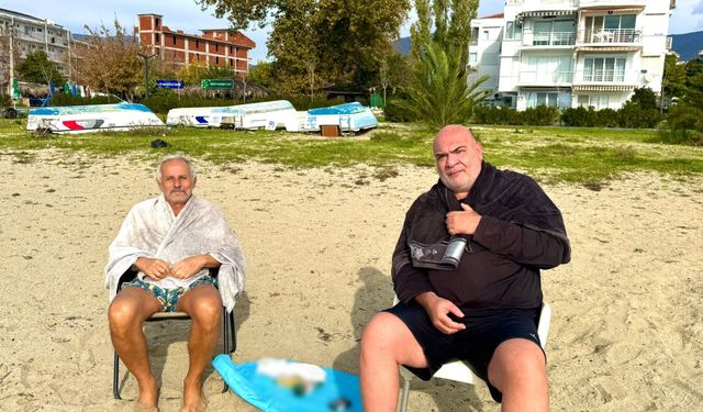 Erdek'te sıcak havayı fırsat bilenler denize girdi