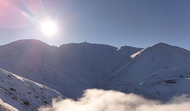Erzurum'da sağanak dindi, şehir bulut denizine gömüldü