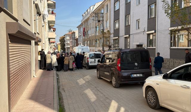 Evde boğazı kesilmiş halde bulunan 2 engelli çocuk annesi, toprağa verildi