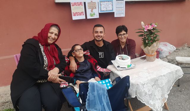 Evde eğitim gören Asrın'dan öğretmenine 24 Kasım sürprizi