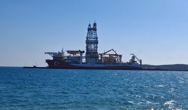 Filoya katılan sondaj gemisi, kırmızı ve beyaza boyandı