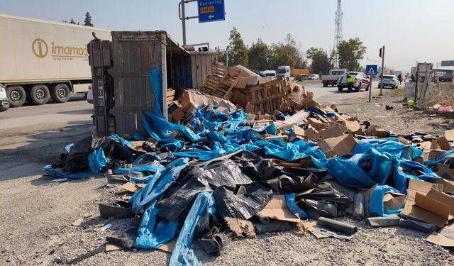 Freni arızalanan kamyon, kırmızı ışıkta bekleyen 6 araca çarptı: 4 yaralı / Ek fotoğraflar