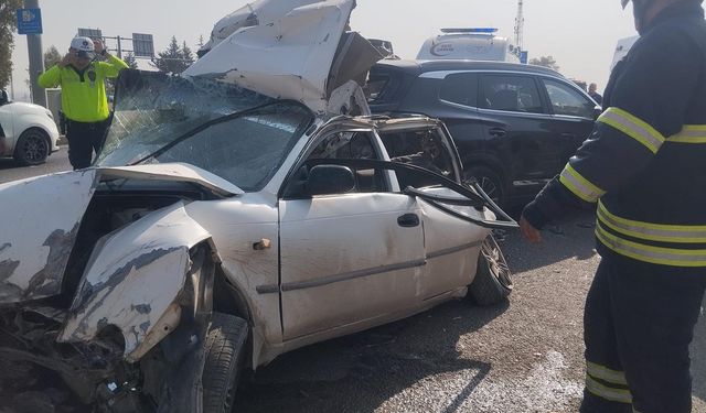 Freni arızalanan kamyon, kırmızı ışıkta bekleyen 6 araca çarptı: 4 yaralı