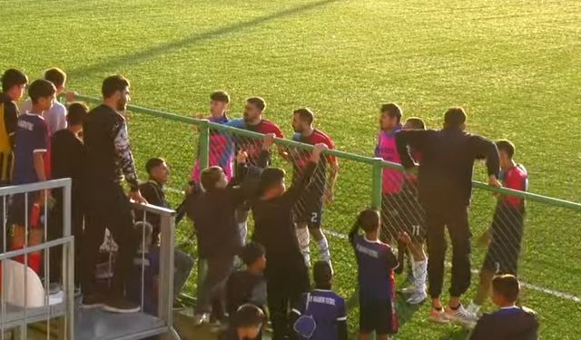 Futbolcular arasında arbede çıktı; maç tatil edildi