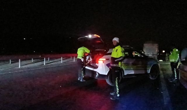 Gaziantep'te otomobil kamyona çarptı: 3 ölü