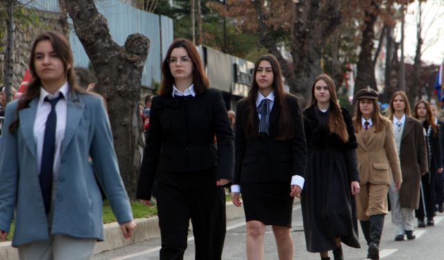 Geçit töreninde dağıtılan hediyeler için kıyasıya yarış/Ek fotoğraflar