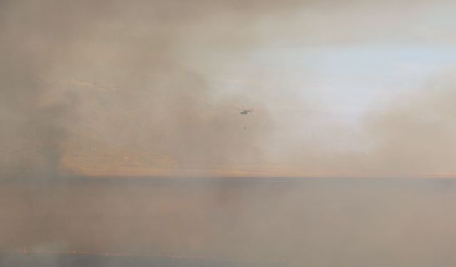 Hakkari - Nehil Sazlığı'ndaki yangına helikopterle müdahale /Video eklendi