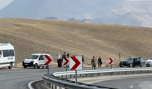 Hareket halindeyken alev alan yolcu minibüsü yandı