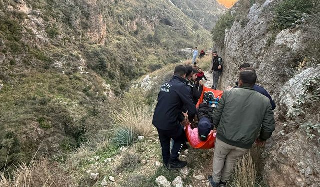 Hatay'da Habibi Neccar Dağı'nda yürüyüş yaparken kayalıktan düşüp yaralandı