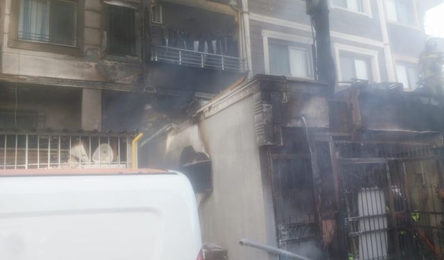 Hatay'da iş yerinde çıkan yangın, üst kattaki daireye sıçradı